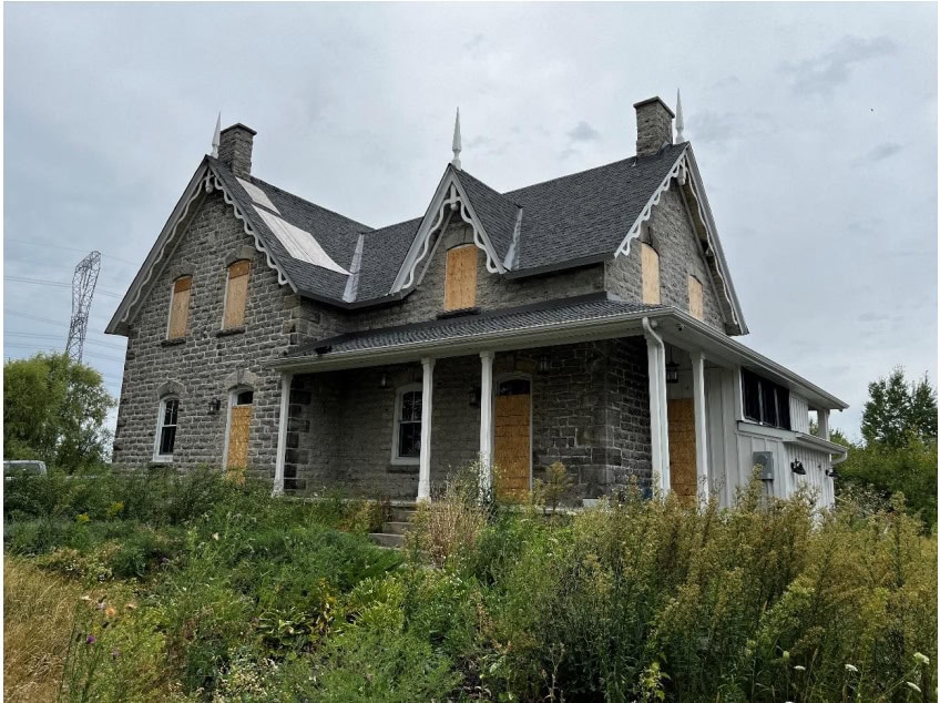 5897 Fernbank Road - Flewellyn-Jones House